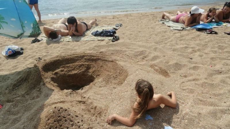 Прифронтовые пляжи Мариуполя: отдыхающие, блокпосты и канонада Прифронтовые пляжи Мариуполя: отдыхающие, блокпосты и канонада