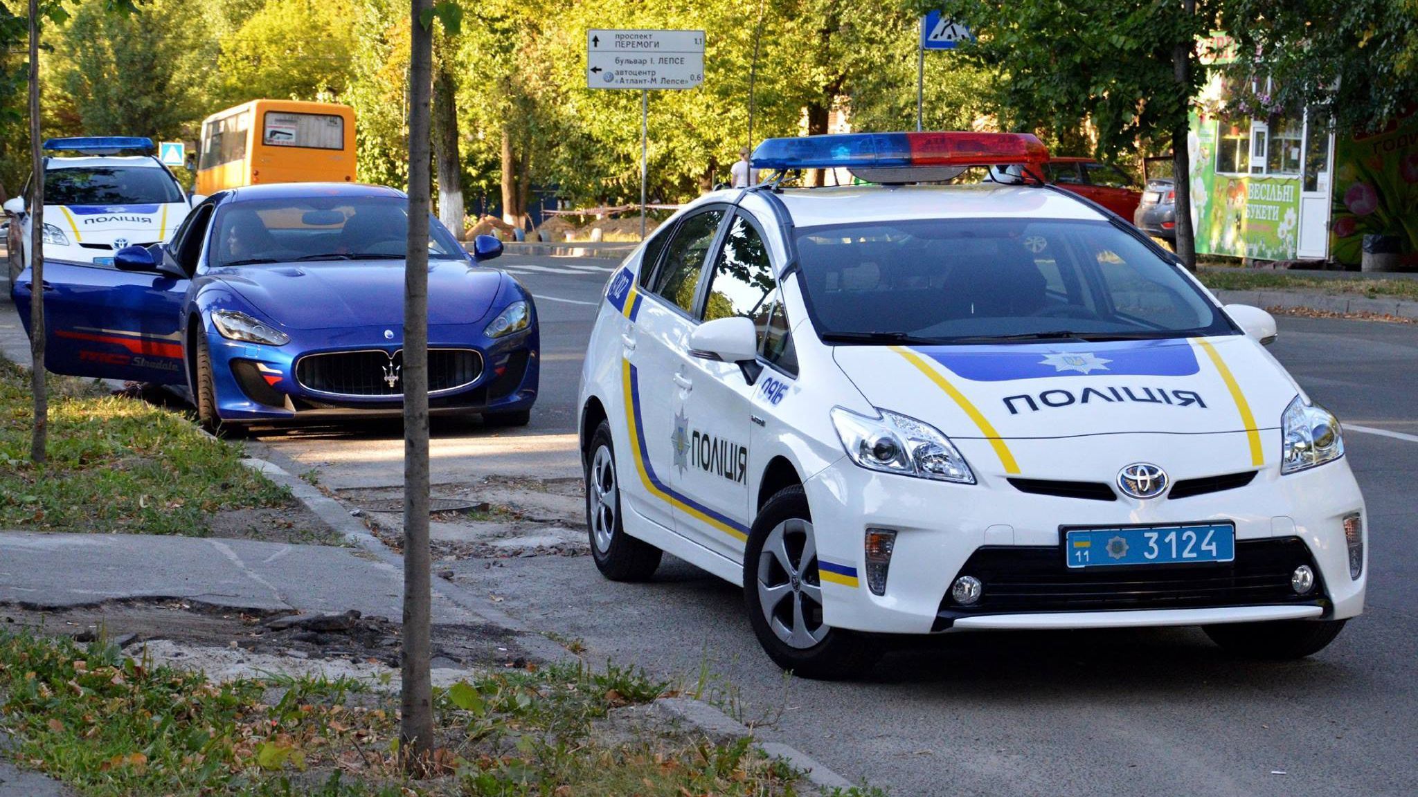 Поліцейські наздогнали "гонщика" на елітній машині Поліцейські наздогнали "гонщика" на елітній машині