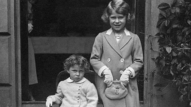 В сеть попало видео, где маленькая Елизавета II "зигует" В сеть попало видео, где маленькая Елизавета II "зигует"