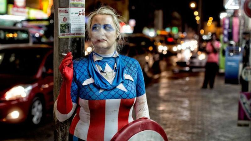 Супермен с вредными привычками: как выглядят супергерои в обычной жизни Супермен с вредными привычками: как выглядят супергерои в обычной жизни