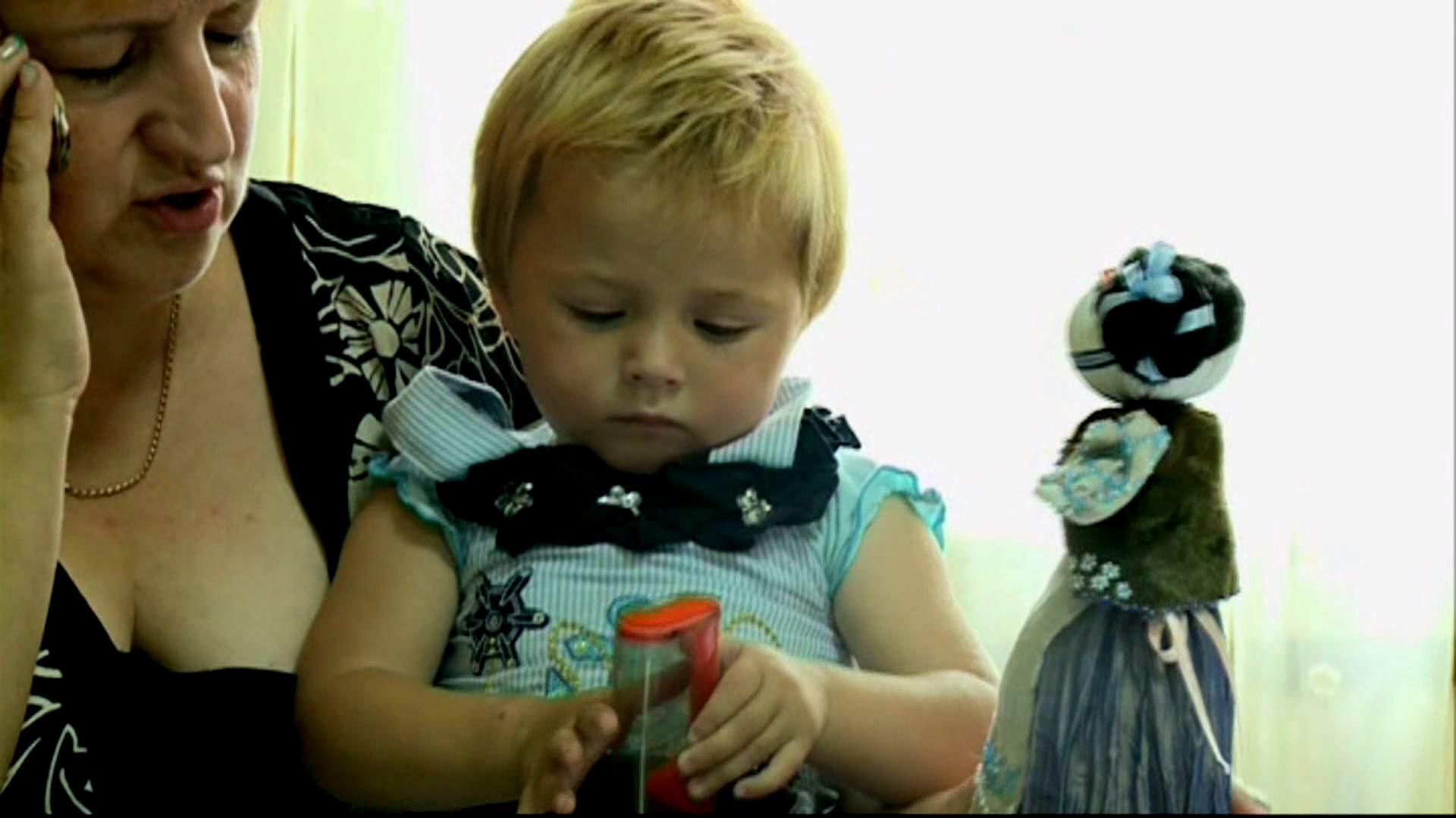 Двухлетний ребенок не знает вкуса еды — мать превратила его в маугли Двухлетний ребенок не знает вкуса еды — мать превратила его в маугли