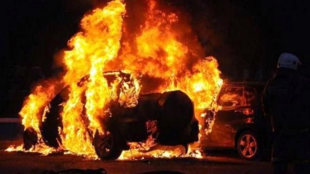 В Харькове сожгли авто, которое имеет отношение к "Азову" В Харькове сожгли авто, которое имеет отношение к "Азову"