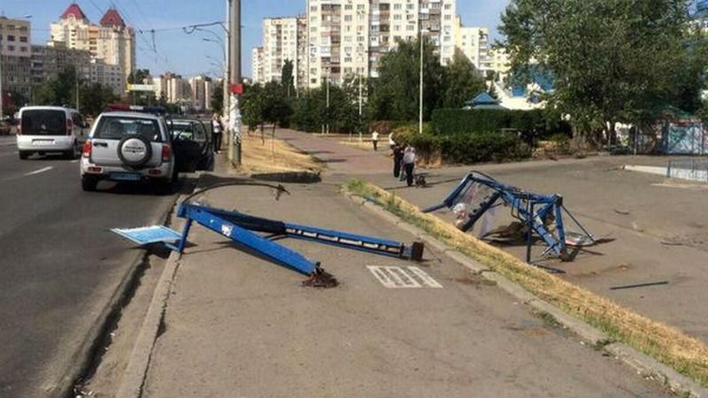 Авто на бешеной скорости вдребезги разнесло остановку Авто на бешеной скорости вдребезги разнесло остановку