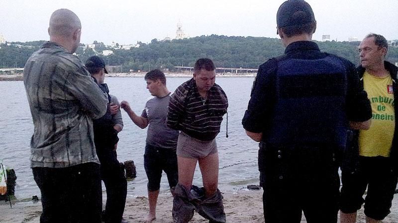 Полиция задержала "маньяка" с вилами Полиция задержала "маньяка" с вилами