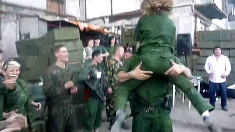 Террористы устроили бурные танцы на праздновании дня рождения Гиви Террористы устроили бурные танцы на праздновании дня рождения Гиви