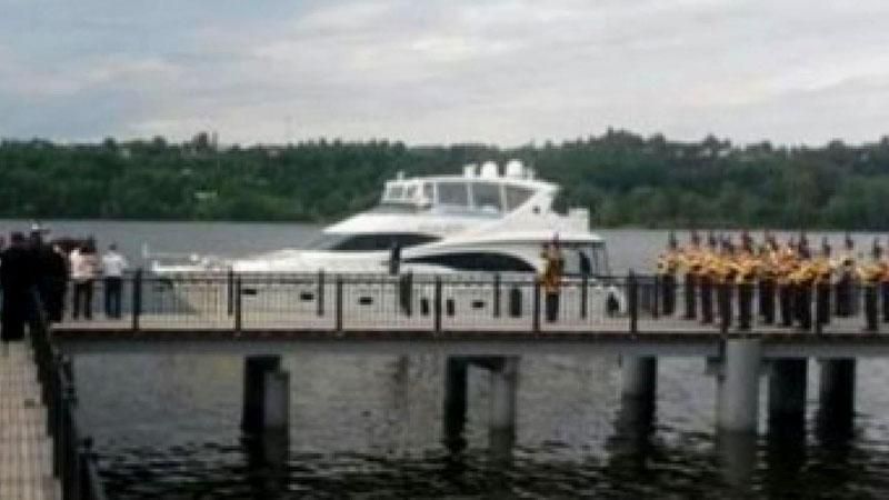 Патріарх Кирил "розсікає" на розкішній яхті Патріарх Кирил "розсікає" на розкішній яхті