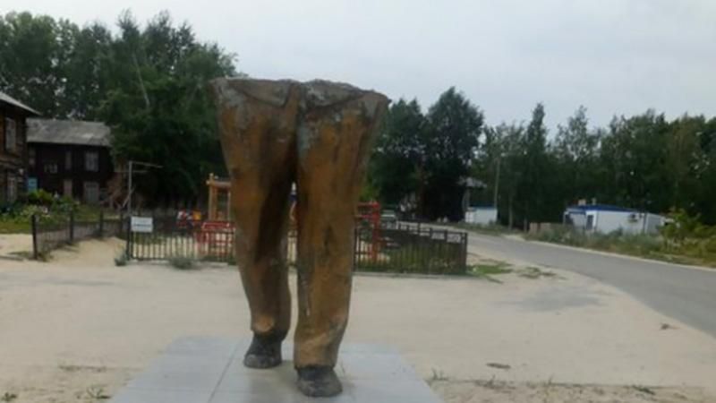 Росіяни продовжують ламати пам'ятники Леніну