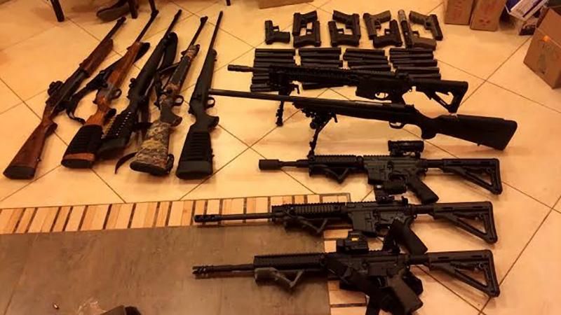 Торговців нелегальною зброєю затримали у Києві Торговців нелегальною зброєю затримали у Києві