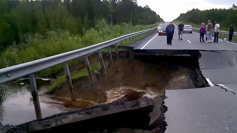 Шокирующее видео: мост в России провалился в реку