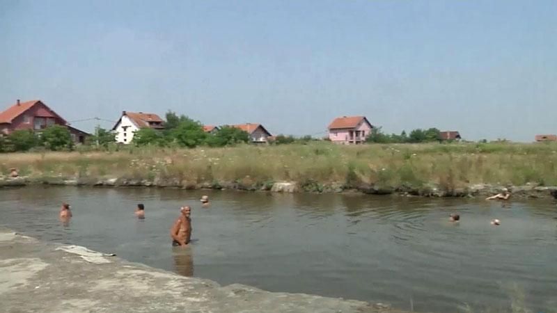 Сербы не вылезают из грязевых ван из-за жары Сербы не вылезают из грязевых ван из-за жары