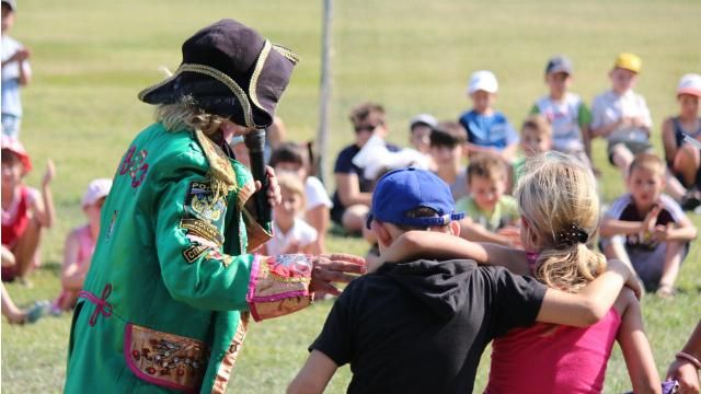 Московские клоуны с шевронами военных приехали в оккупированный Луганск Московские клоуны с шевронами военных приехали в оккупированный Луганск