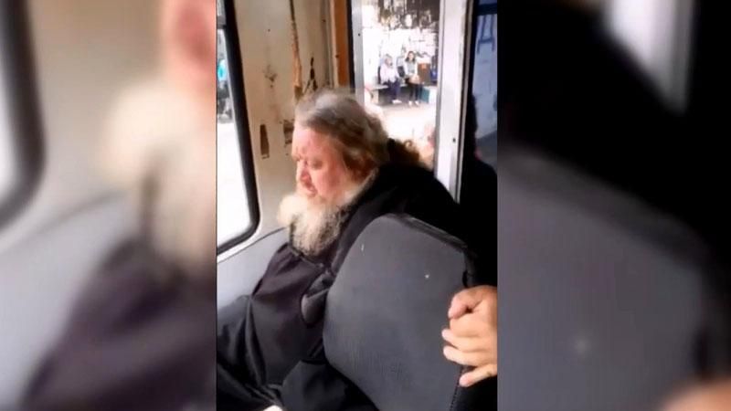 Священник выпил, закурил и набросился с кулаками на водителя Священник выпил, закурил и набросился с кулаками на водителя