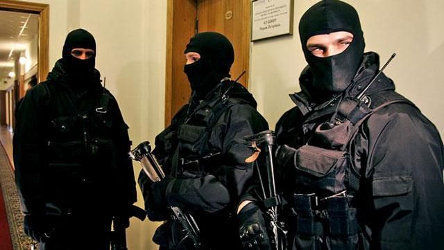 В Центр оценивания пожаловали спецназовцы в балаклавах В Центр оценивания пожаловали спецназовцы в балаклавах