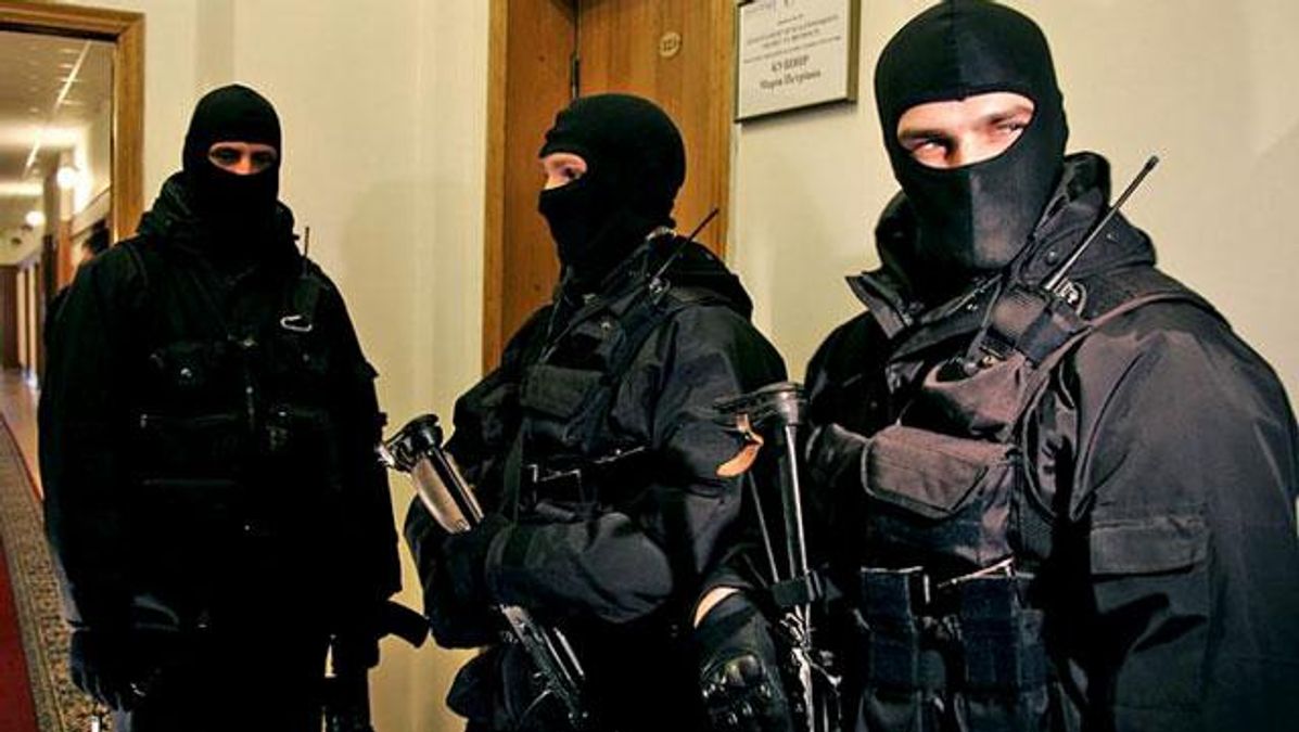 В Центр оценивания пожаловали спецназовцы в балаклавах В Центр оценивания пожаловали спецназовцы в балаклавах