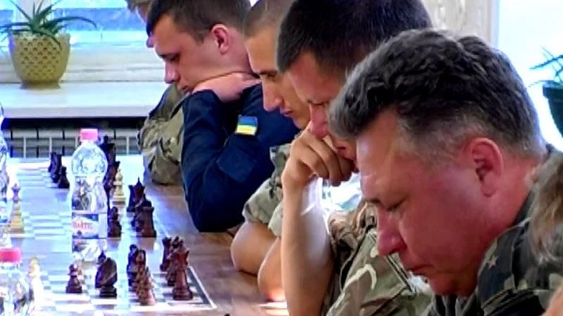 20 бойцов АТО сыграли в шахматы с одним гросмейстром одновременно