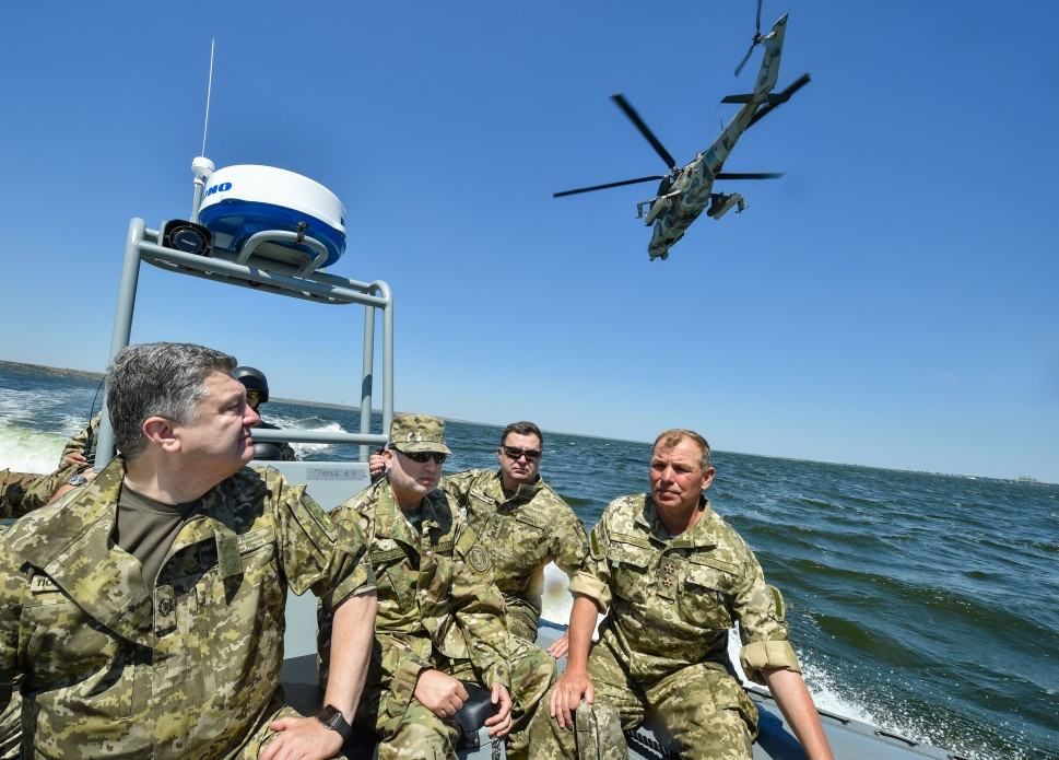 Нові обіцянки Порошенка військовим