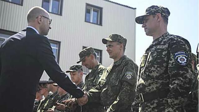 Яценюк посетил место дислокации спецполка МВД "Днепр-1" Яценюк посетил место дислокации спецполка МВД "Днепр-1"