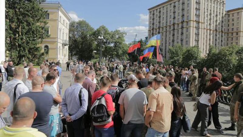 "Правый сектор" уже собирает вече на Майдане