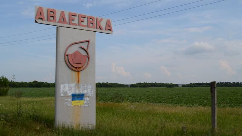 Авдіївку безперервно обстрілюють: дві людини згоріли заживо Авдіївку безперервно обстрілюють: дві людини згоріли заживо