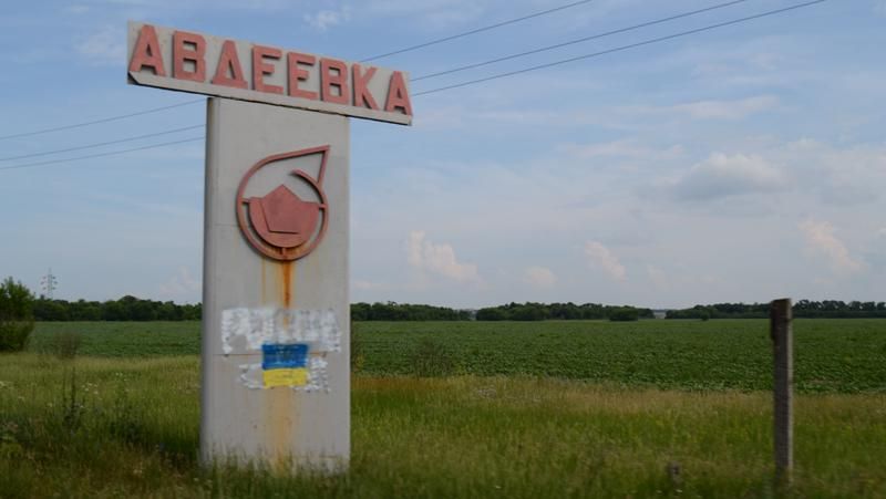 Авдіївку безперервно обстрілюють: дві людини згоріли заживо 