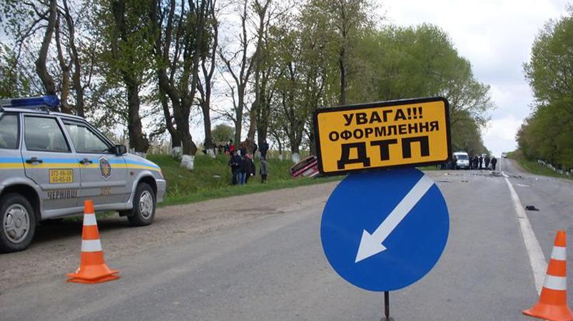 Два человека погибли из-за столкновения с деревом на Волыни Два человека погибли из-за столкновения с деревом на Волыни