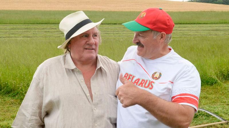 Лукашенко заставил скандального Депардье косить траву