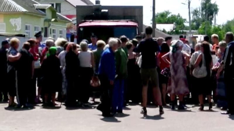 Чернігівці підняли на вуха півміста, бились з міліцією за гречку від Коломойського Чернігівці підняли на вуха півміста, бились з міліцією за гречку від Коломойського