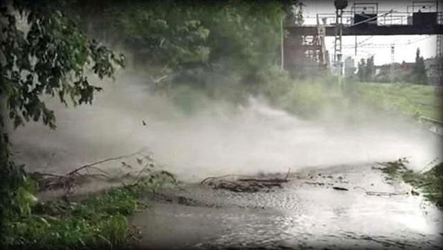 30-метровий фонтан з лайна заблокував рух поїздів у Пермі 30-метровий фонтан з лайна заблокував рух поїздів у Пермі