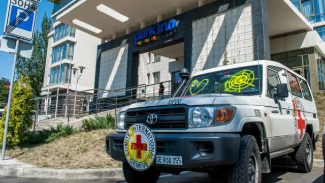 ОБСЄ під прицілом: в Донецьку мітингують проти спостерігачів ОБСЄ під прицілом: в Донецьку мітингують проти спостерігачів