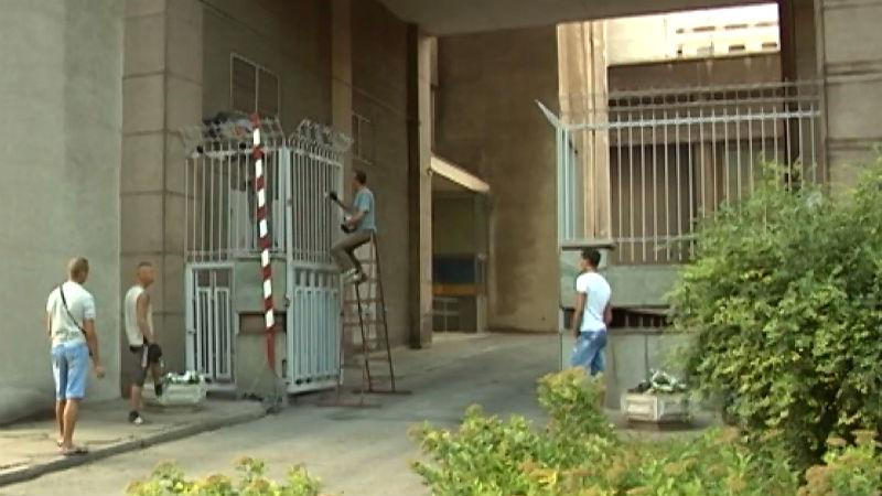 Запорожские чиновники спрятались за забором