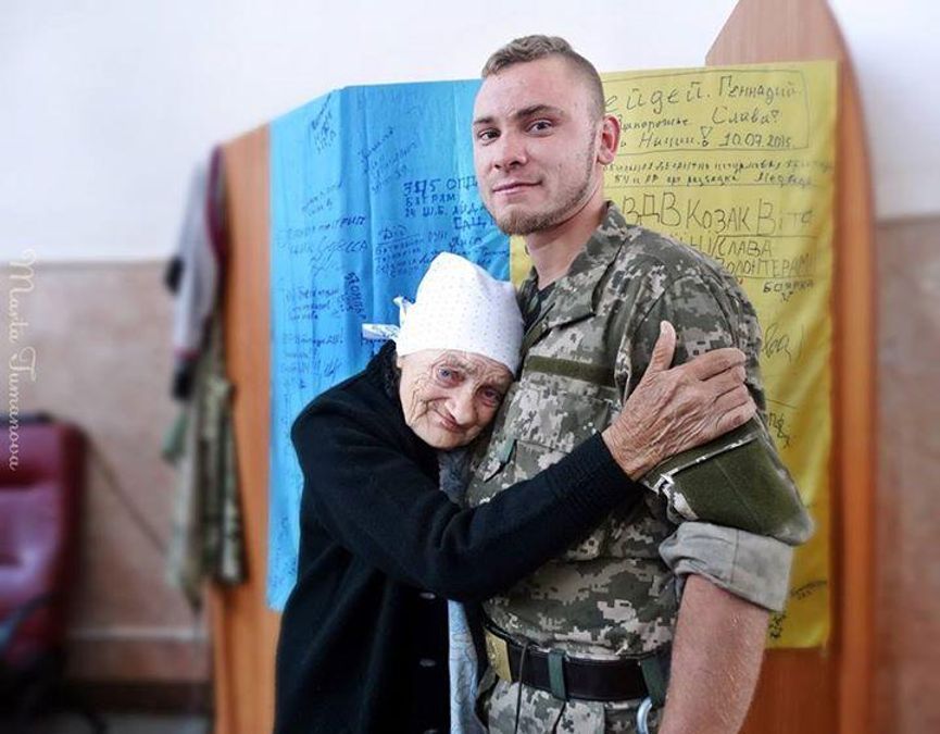 Фото дня: бабушка отдает последние деньги на помощь героям Фото дня: бабушка отдает последние деньги на помощь героям
