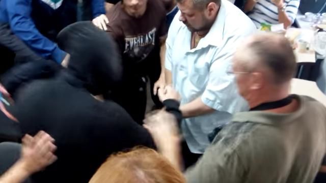 У мережі з'явилась повна версія побиття Дурнєва у Чернігові У мережі з'явилась повна версія побиття Дурнєва у Чернігові