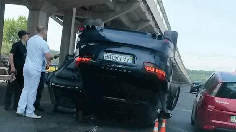"Скажена" іномарка перевернулася на мості в Києві