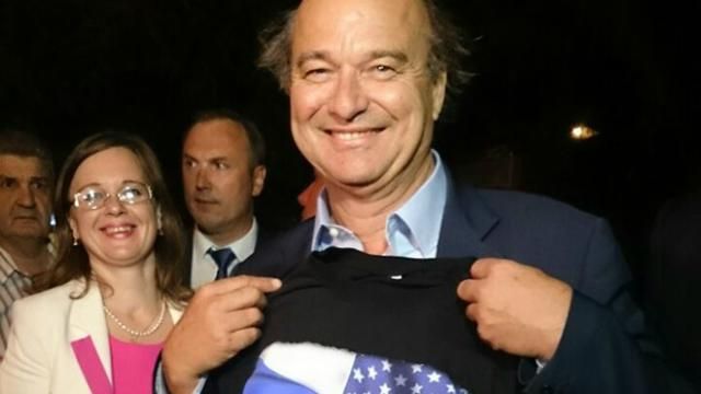 Французький сенатор везе з Криму сувенір — футболку з написом "Обама чмо"