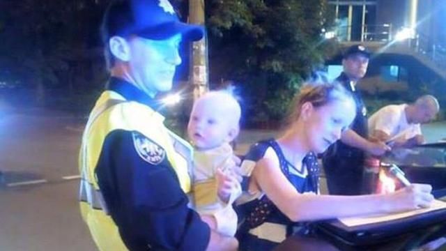 Мастера на все руки: полицейский-няня для малыша