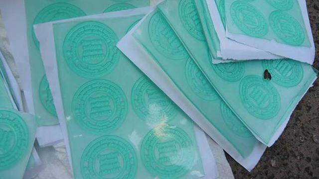 Неспокійний 205 округ: у Чернігові спіймали чоловіка з печатками виборчих комісій Неспокійний 205 округ: у Чернігові спіймали чоловіка з печатками виборчих комісій