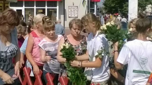 "День тиші" у Чернігові: люди Корбана "підкуповують" виборців квітами