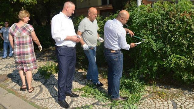 Прибирати в Ужгороді Москалеві допомагали народні депутати Прибирати в Ужгороді Москалеві допомагали народні депутати