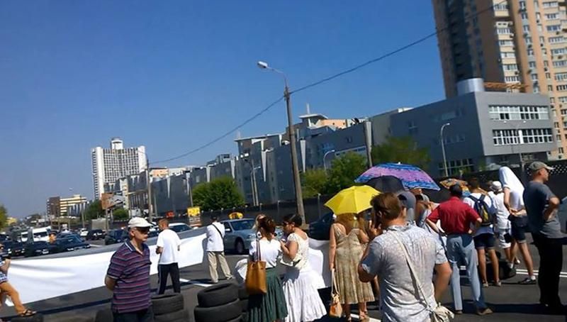 Акция с шинами на Броварском проспекте в Киеве завершилась
