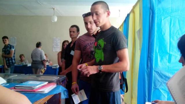 Перші порушення у Чернігові: вінницькі "тітушки" та псевдожурналісти Перші порушення у Чернігові: вінницькі "тітушки" та псевдожурналісти