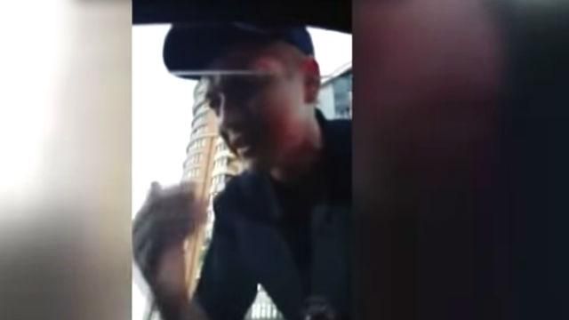 Патрульні газовим балончиком викурювали водія з авто Патрульні газовим балончиком викурювали водія з авто