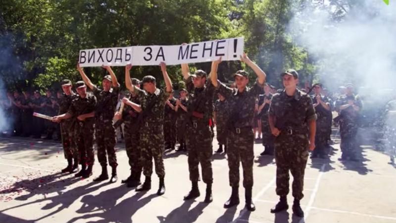 Офіцер освідчився коханій просто посеред присяги Офіцер освідчився коханій просто посеред присяги