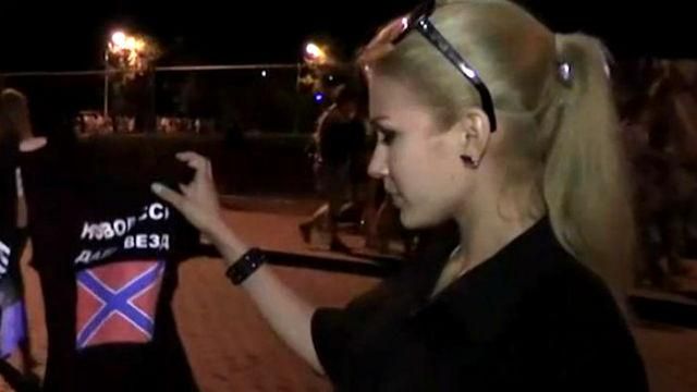 Земфире пытались вручить флаг "Новороссии" Земфире пытались вручить флаг "Новороссии"