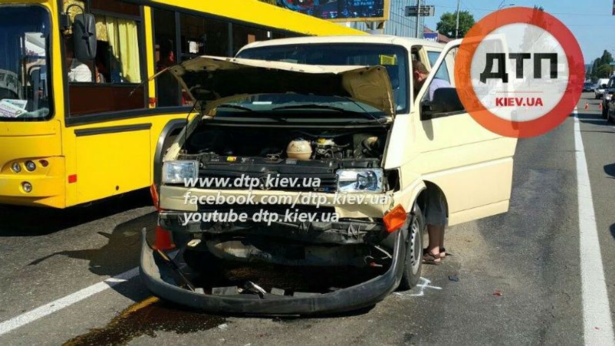 Масштабное ДТП в Киеве. Столкнулись сразу 7 автомобилей Масштабное ДТП в Киеве. Столкнулись сразу 7 автомобилей