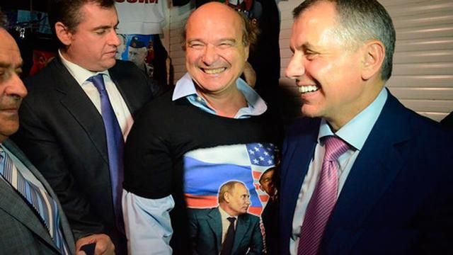 Французький депутат виправдовується за скандальну футболку, придбану в Криму
