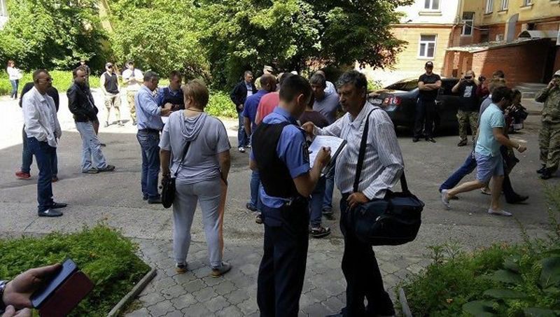 "Тітушок" у Чернігові затримують. Деякі втікають з міста самі "Тітушок" у Чернігові затримують. Деякі втікають з міста самі