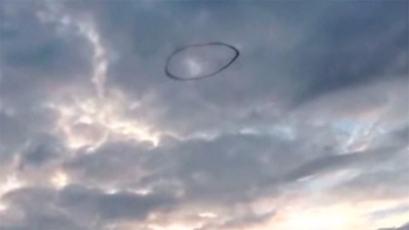 Загадкове чорне кільце в небі налякало британців Загадкове чорне кільце в небі налякало британців