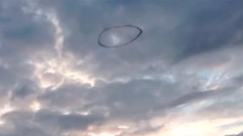 Загадочное черное кольцо в небе напугало британцев