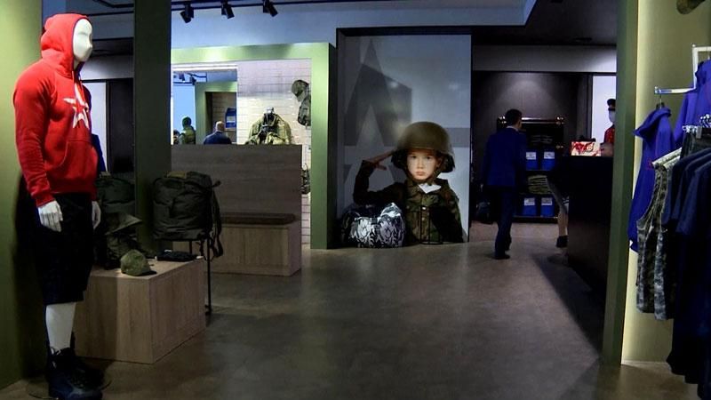 Росія вирішила одягнути усіх охочих у форму "зелених чоловічків" Росія вирішила одягнути усіх охочих у форму "зелених чоловічків"