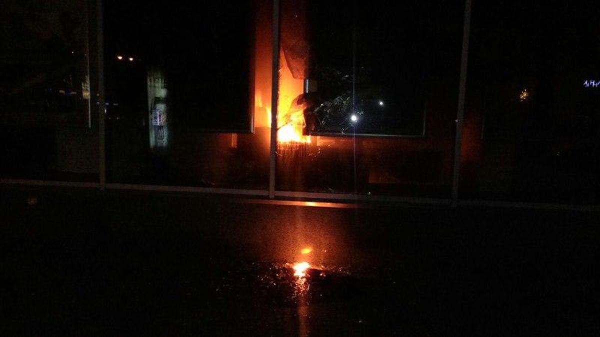 У Львові підпалили "Сбербанк Росії" У Львові підпалили "Сбербанк Росії"